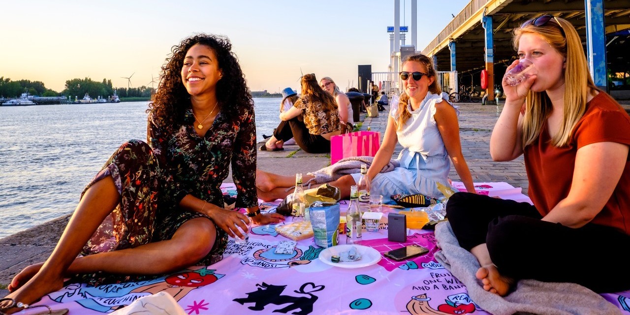3 dames picnicen aan de Scheldekaaien 3 dames picnicen aan de Scheldekaaien